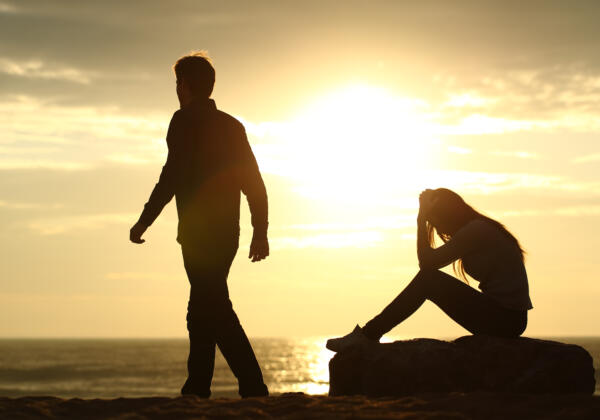 Couple,silhouette,breaking,up,a,relation,on,the,beach,at